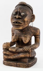 Statua congolese in legno raffigurante la maternità (Ph. Marco Di Nardo – MAET)