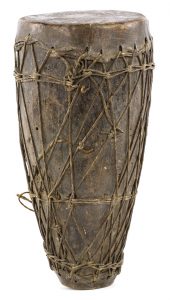 Tamburo congolese in legno e cuoio (Ph. Marco Di Nardo – MAET)